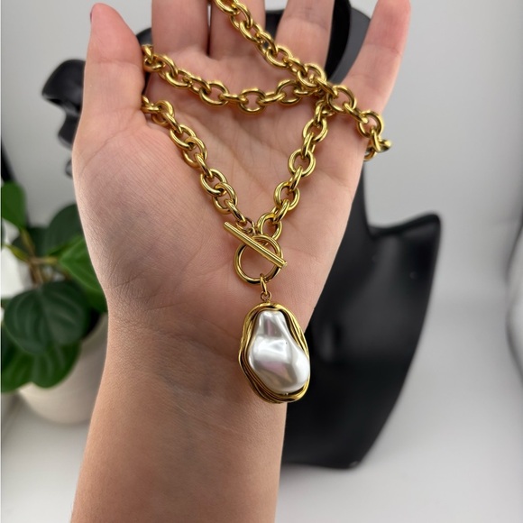 Gold Chunky Chain Necklace with Baroque Pearl Pendant ✨ - Picture 6 of 7